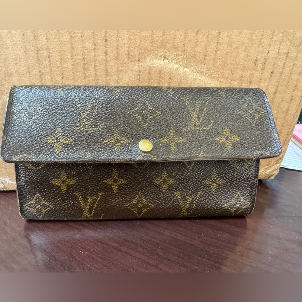 Authentic Louis Vuitton Sara Wallet.
